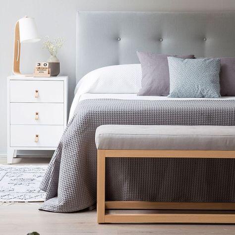 Respaldo de cama modelo Boton con tapizado acolchado y detalle central de botón, diseño elegante y discreto.