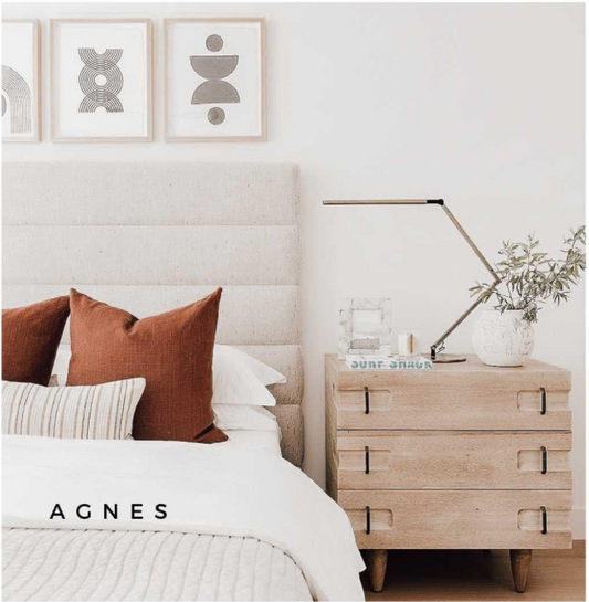 Agnes es moderno y sobrio. Su diseño de líneas limpias y formato rectangular lo hacen ideal para cuartos contemporáneos.