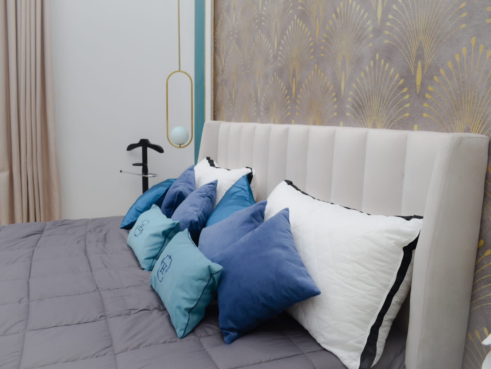 Respaldo con orejas Alpes con paneles verticales. Diseño moderno y elegante. Ideal para cuartos sofisticados.
