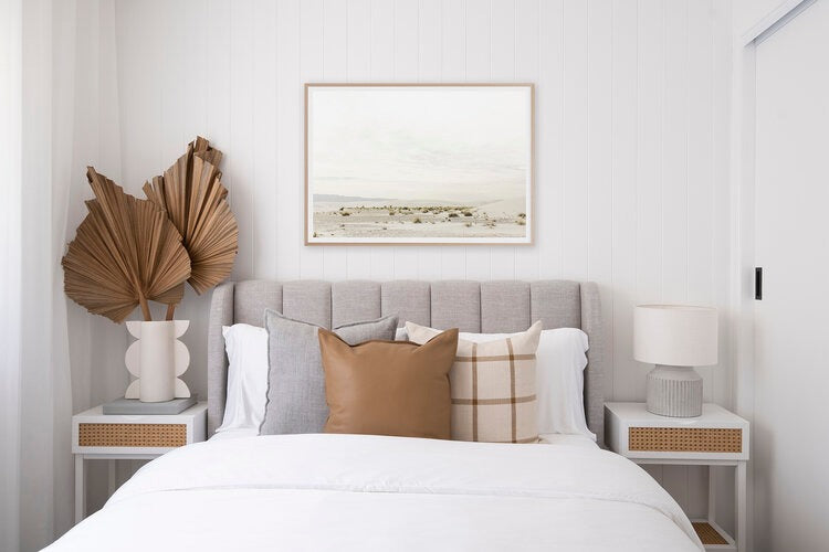 Respaldo con orejas Alpes con paneles verticales. Diseño moderno y elegante. Ideal para cuartos sofisticados.