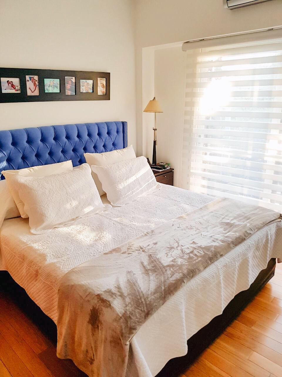 Respaldo de cama Emmy, con orejas y capitoné en pana antimancha importada color azul 