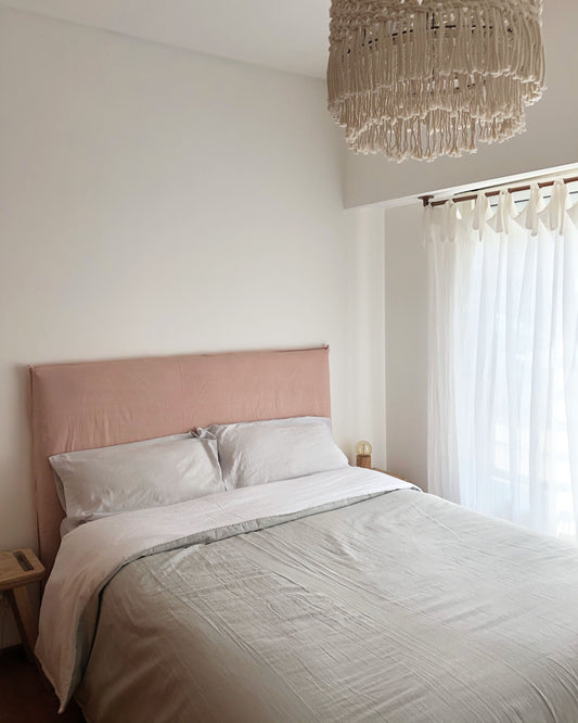 Respaldo de cama Love enfundado, diseño simple y minimalista.