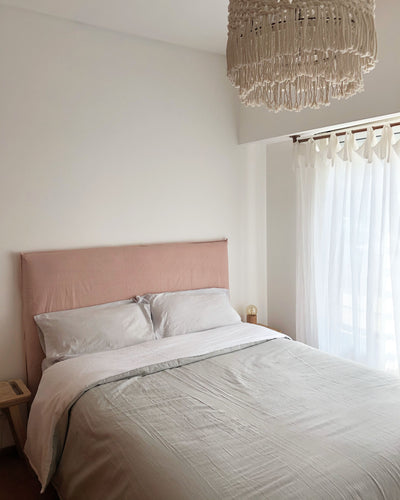 Respaldo de cama Love enfundado, diseño simple y minimalista.