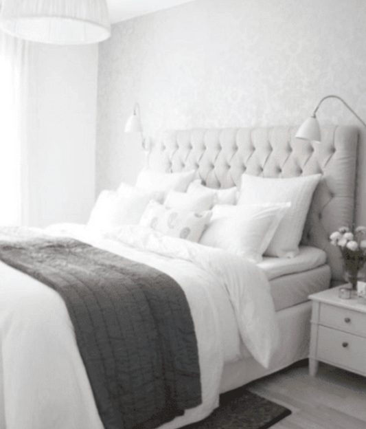 Respaldo de cama modelo Mily tapizado liso y acolchado, estilo minimalista para dormitorios simples y elegantes.