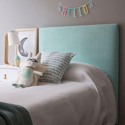 Respaldo de cama Simply minimalista tapizado en tela lisa con acolchado firme y acabado de líneas discretas, diseñado para integrar dormitorios modernos y funcionales con elegancia y confort.