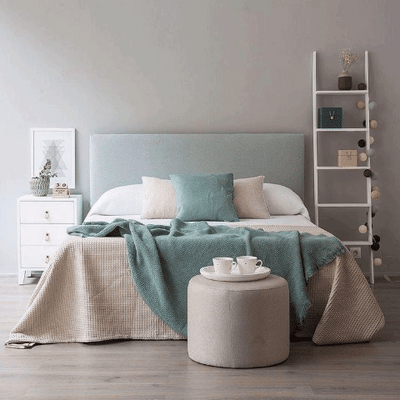 Respaldo tapizado de cama Simply, diseño limpio y moderno.