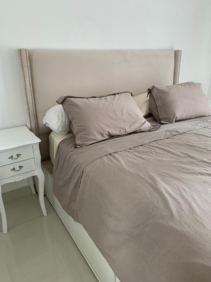 Respaldo beige con detalles de tachas a sus extremos que aportan elegancia al especio.