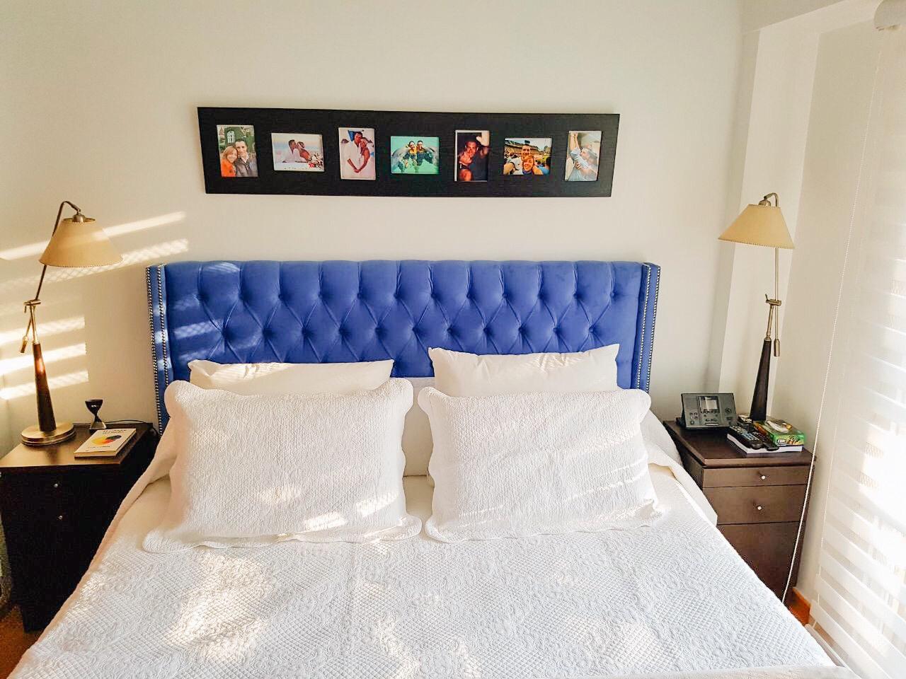 Respaldo de cama Emmy, con orejas y capitoné en pana antimancha importada color azul 