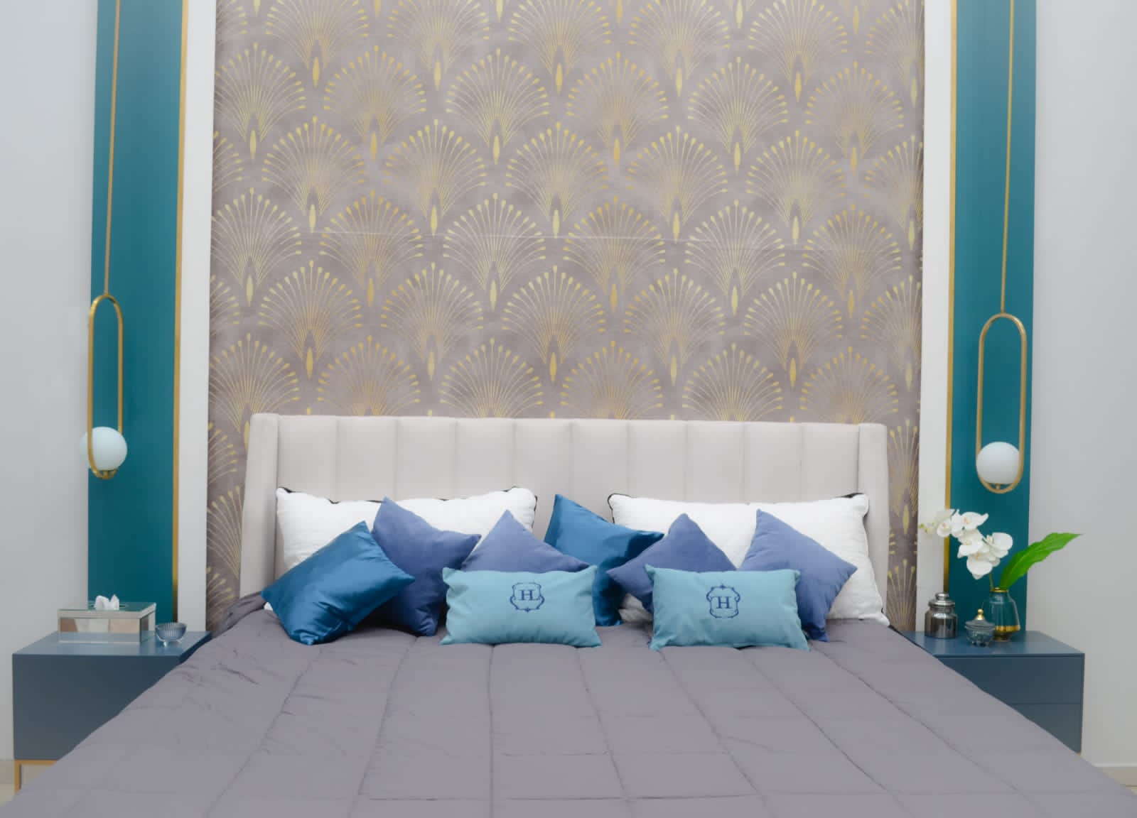 Respaldo con orejas Alpes con paneles verticales. Diseño moderno y elegante. Ideal para cuartos sofisticados.
