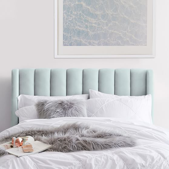 Respaldo de cama modelo Alpes con orejas laterales, tapizado acolchado y estilo elegante que envuelve la zona de descanso.