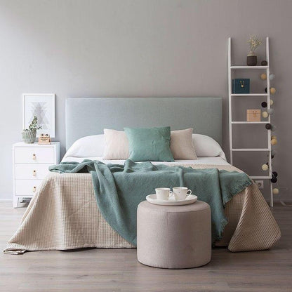 Respaldo de cama Simply minimalista tapizado en tela lisa con acolchado firme y acabado de líneas discretas, diseñado para integrar dormitorios modernos y funcionales con elegancia y confort.