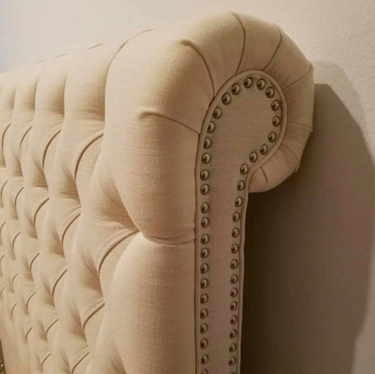 Respaldo Chesterfield capitoné profundo, estilo clásico y sofisticado.