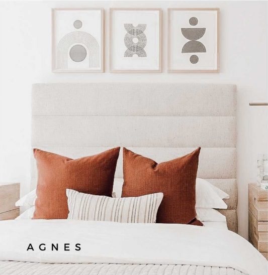Respaldo de cama modelo Agnes tapizado con costuras limpias y acolchado suave, perfecto para un dormitorio moderno y confortable.