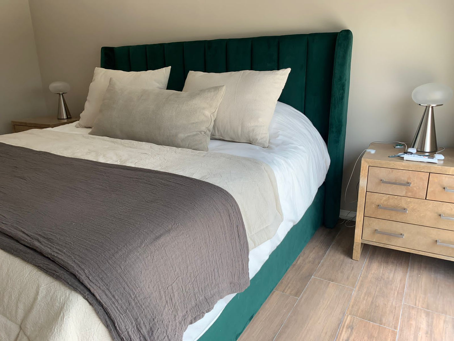 Respaldo con orejas Alpes con paneles verticales. Diseño moderno y elegante. Ideal para cuartos sofisticados.