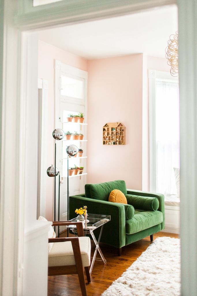 Sillón de un cuerpo estilo escandinavo en color verde, con patas de madera inclinadas y diseño minimalista.
