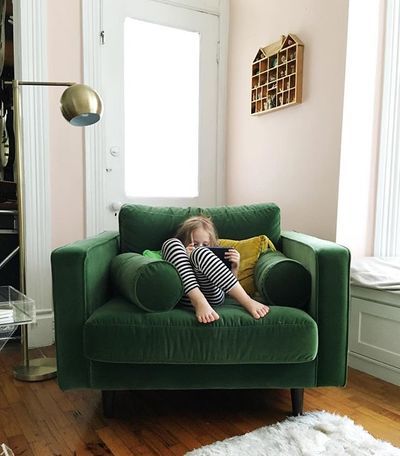 Sillón de un cuerpo estilo escandinavo en color verde, con patas de madera inclinadas y diseño minimalista.