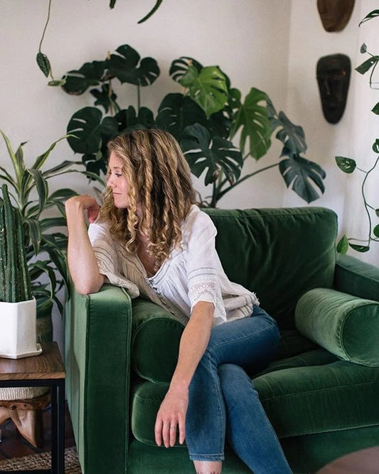 Sillón de un cuerpo estilo escandinavo en color verde, con patas de madera inclinadas y diseño minimalista.