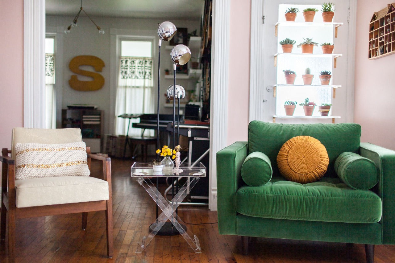 Sillón de un cuerpo estilo escandinavo en color verde, con patas de madera inclinadas y diseño minimalista.