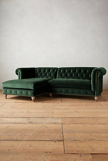 Sillón esquinero estilo Chesterfield en pana verde oscuro con capitoné, brazos curvos y patas altas. Clásico inglés con personalidad.