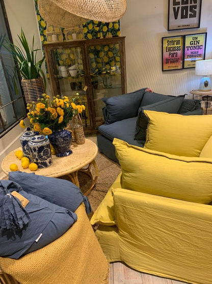 Sillón individual amplio, enfundado en tussor color mostaza. Su diseño envolvente con cojines mullidos en respaldo y apoyabrazos brinda una sensación de confort y calidez. La tela de tussor aporta una textura natural y relajada, ideal para rincones de lectura o como pieza destacada en livings con estilo bohemio o rústico chic.