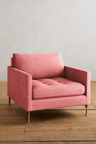 Sillón individual moderno en color crema con respaldo y asiento acolchados, apoyabrazos rectos y patas metálicas finas en dorado, sobre fondo blanco.