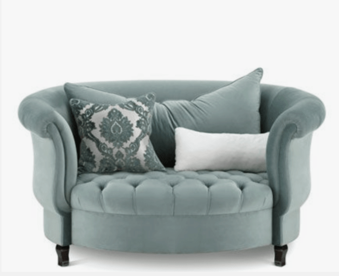 Sillón redondo de estilo elegante en color verde aqua, con respaldo curvo envolvente, apoyabrazos enrollados y asiento capitoné, patas cortas de madera.