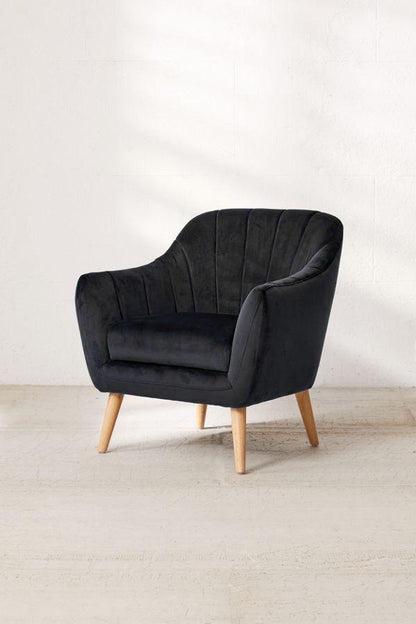 Sillón de un cuerpo modelo Collin en color negro, con patas de madera natural, respaldo bajo y diseño minimalista, sobre fondo blanco