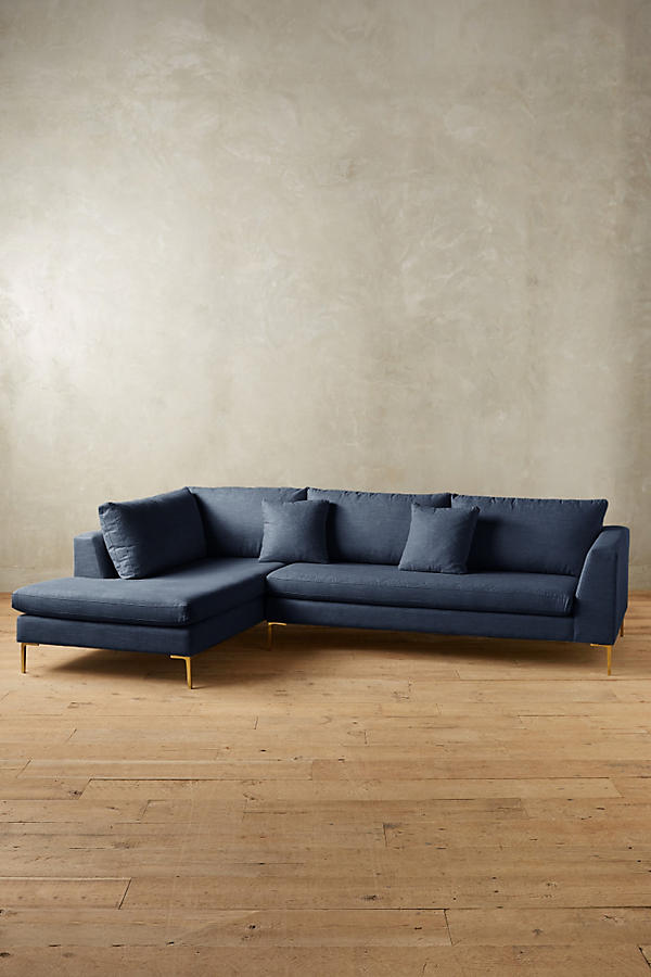 Sofá esquinero Bélgica con patas doradas y diseño moderno; CyberMonday con descuentos y cuotas sin interés.