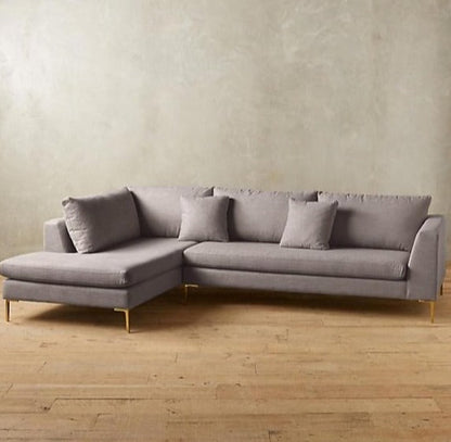 Sofá esquinero Bélgica con patas doradas y diseño moderno; CyberMonday con descuentos y cuotas sin interés.