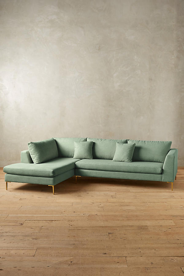 Sofá esquinero Bélgica en verde claro con patas doradas y diseño moderno; CyberMonday con descuentos y cuotas sin interés.