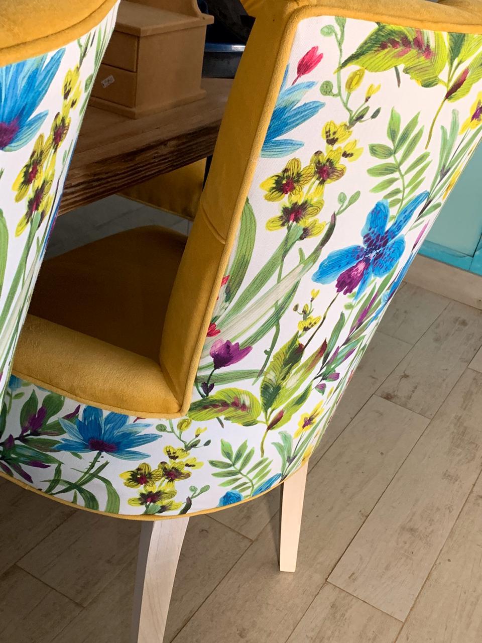 Silla de estilo con capitoné en color amarillo y estampado en el respaldo 