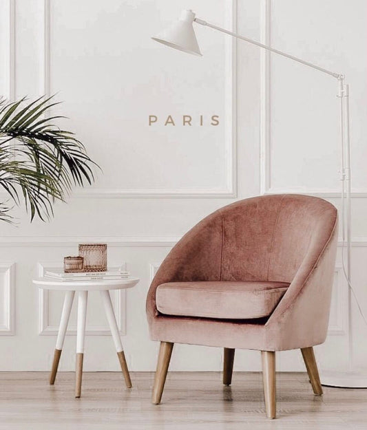 Sillón de un cuerpo modelo Paris tapizado en tono beige, ubicado en un living moderno con luz natural y decoración cálida
