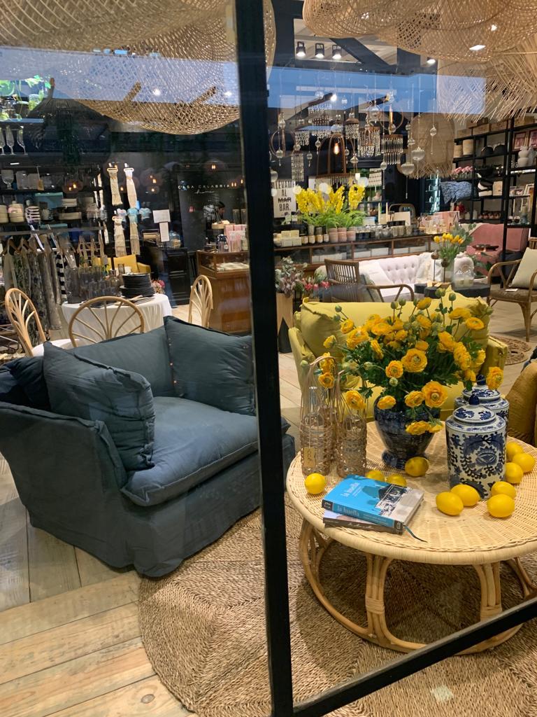 Sillón individual, de estilo desenfundable, con asiento y respaldo mullidos, acompañado por dos cojines laterales sueltos que aportan volumen y comodidad.
