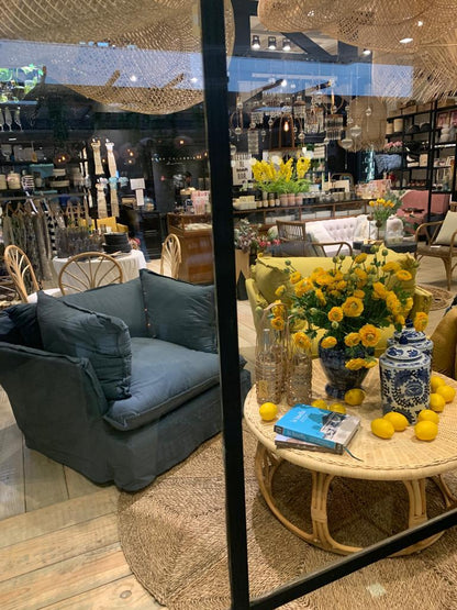 Sillón individual, de estilo desenfundable, con asiento y respaldo mullidos, acompañado por dos cojines laterales sueltos que aportan volumen y comodidad.