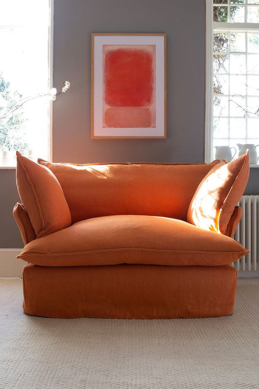 Sillón Comfy amplio y mullido en color neutro con almohadones generosos ideal para descansar con estilo disponible con descuentos y cuotas sin interés por tiempo limitado durante el CyberMonday.