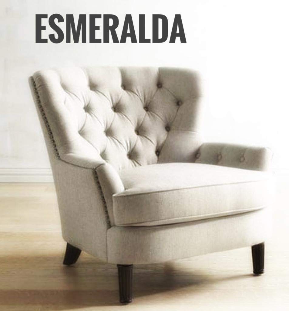 Sillón clásico tapizado en color crema con respaldo capitoné curvo, asiento acolchado y patas de madera cónicas.