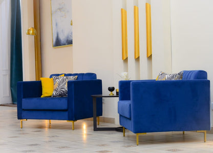 Sillón de un cuerpo modelo Mila, tapizado con respaldo alto y vainillas verticales que forma líneas elegantes; apoyabrazos rectos y acolchados; asiento mullido y base con patas metálicas doradas de diseño angular. El sillón ideal para sumar sofisticación a cualquier ambiente. En esta edición CyberMonday, disponible con descuento extra exclusivo y posibilidad de compra en 6 cuotas sin interés.
