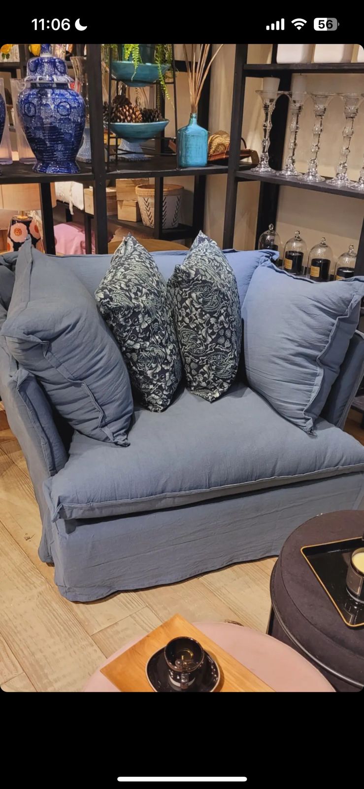 Sillón individual tapizado en azul, de estilo desenfundable, con asiento y respaldo mullidos, acompañado por dos cojines laterales sueltos que aportan volumen y comodidad.