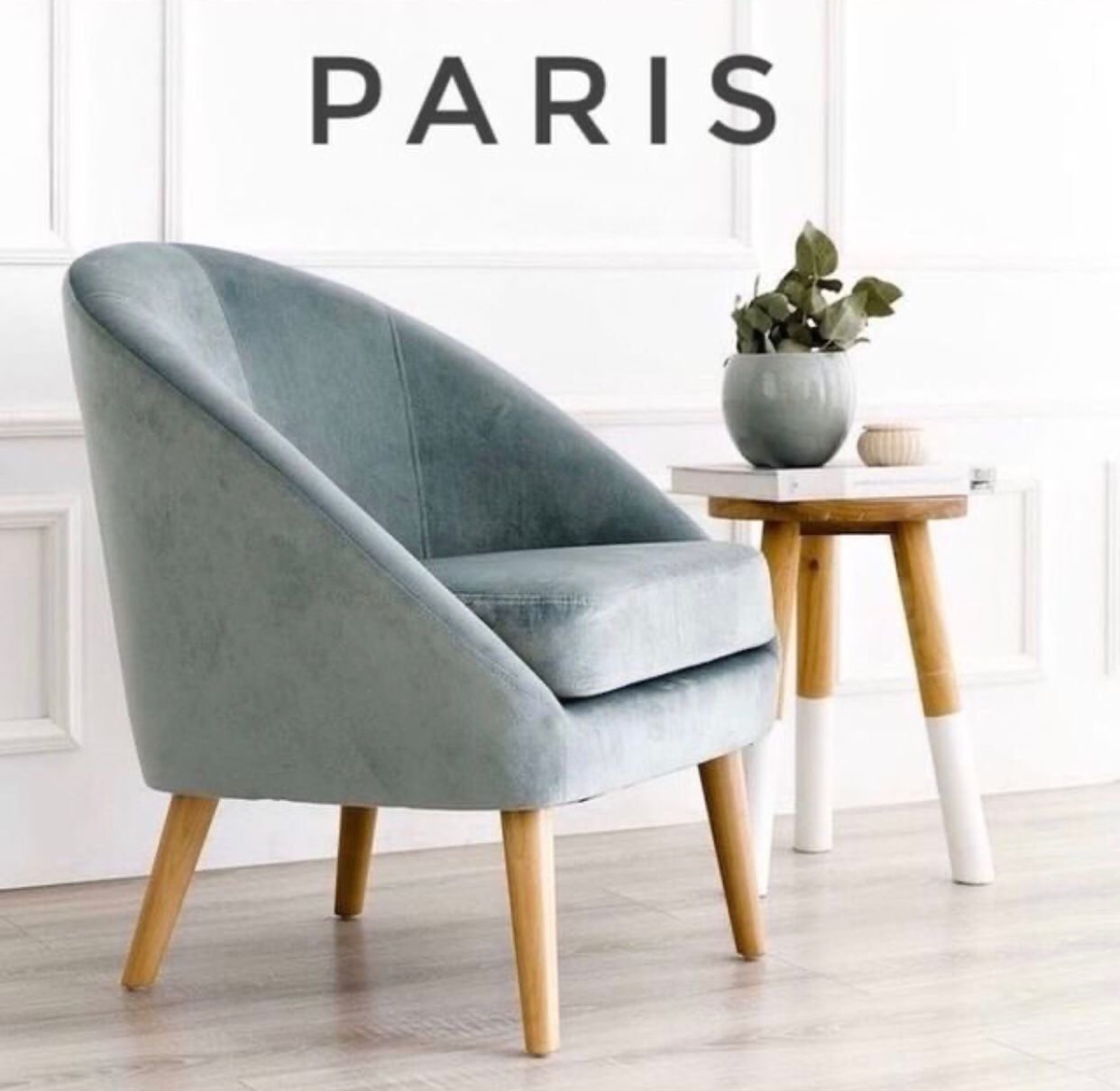 Sillón de diseño escandinavo modelo Paris, tapizado con respaldo curvo y envolvente formando una pieza continua con los apoyabrazos; asiento acolchado y patas de madera natural de forma cónica. Perfecto para sumar un toque minimalista y elegante a tu hogar. Disponible exclusivamente en CyberMonday con un descuento especial y financiación en 6 cuotas sin interés.