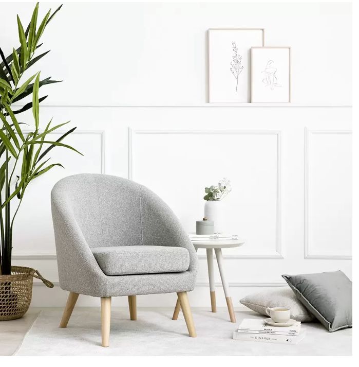 Sillón de diseño escandinavo modelo Paris, tapizado con respaldo curvo y envolvente formando una pieza continua con los apoyabrazos; asiento acolchado y patas de madera natural de forma cónica. Perfecto para sumar un toque minimalista y elegante a tu hogar. Disponible exclusivamente en CyberMonday con un descuento especial y financiación en 6 cuotas sin interés.