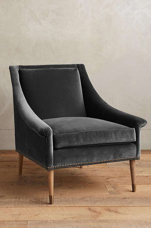 Sillón Bélgica de estilo clásico, tapizado gris oscuro, con patas de madera y detalles de tachas. Oferta exclusiva CyberMonday con 6 cuotas sin interés y stock limitado.

