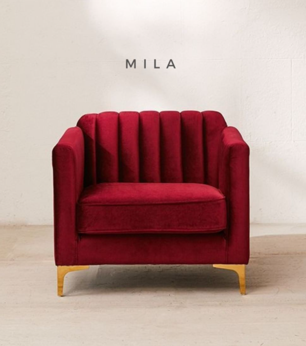 Sillón de un cuerpo modelo Mila, tapizado con respaldo alto y vainillas verticales que forma líneas elegantes; apoyabrazos rectos y acolchados; asiento mullido y base con patas metálicas doradas de diseño angular. El sillón ideal para sumar sofisticación a cualquier ambiente. En esta edición CyberMonday, disponible con descuento extra exclusivo y posibilidad de compra en 6 cuotas sin interés.

