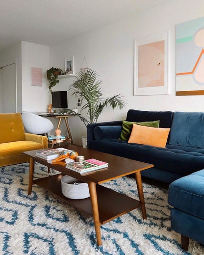 Sillón esquinero tapizado en azul con apoyabrazos rectos y estructura limpia. Diseño simple y versátil para cualquier ambiente.