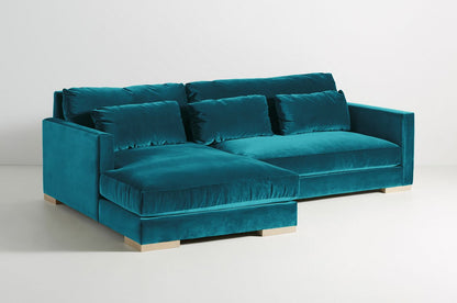 Sillón esquinero en tono azul, con respaldo y apoyabrazos rectos. Toque retro con estilo actual.