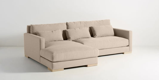 Sillón esquinero en tono beige, con respaldo y apoyabrazos rectos. Toque retro con estilo actual.