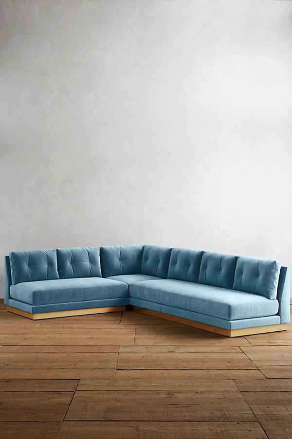 Sillon esquinero cardiff color celeste de tienda de banquitos en espacio minimalista