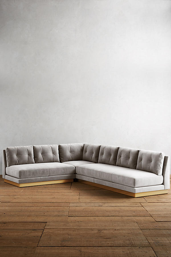 Sillon esquinero cardiff color gris claro de tienda de banquitos en espacio minimalista