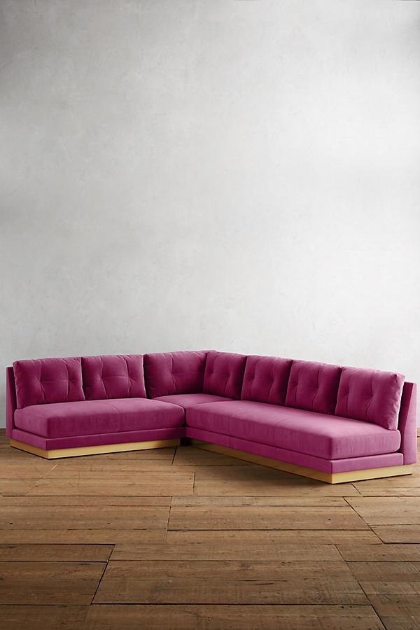 Sillon esquinero cardiff color rosa 
de tienda de banquitos en espacio minimalista