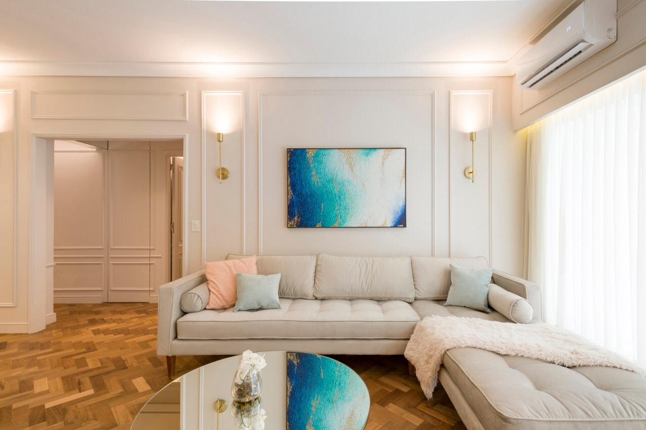 Sillón esquinero tapizado en crudo con apoyabrazos rectos y estructura limpia. Diseño simple y versátil para cualquier ambiente.