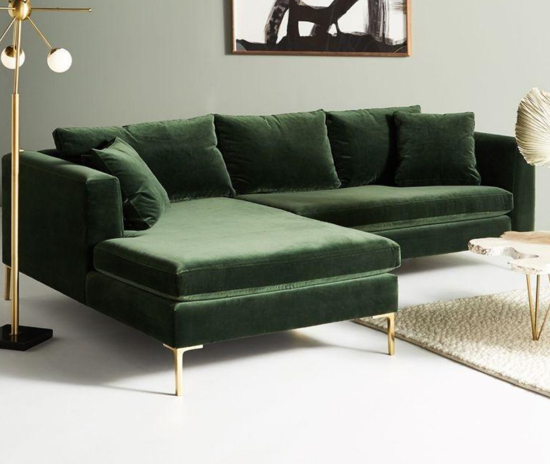  Sofá esquinero Magnolia en verde oscuro con patas doradas y diseño sofisticado; CyberMonday con descuentos y cuotas sin interés.